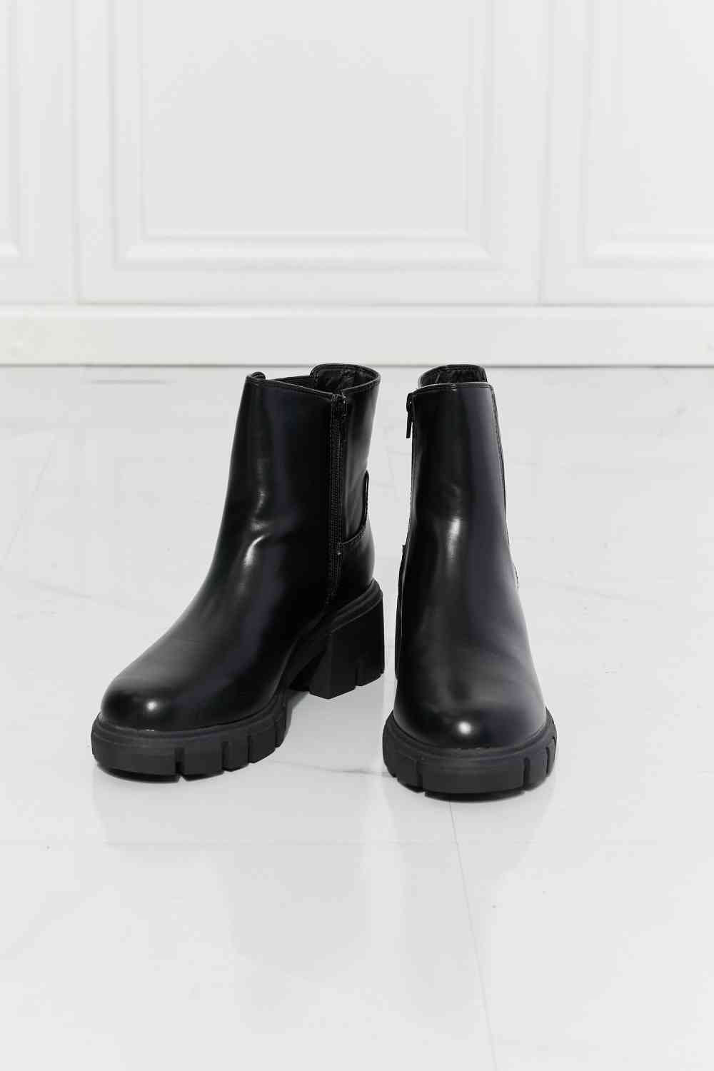 MMShoes Lug Sole Chelsea Chunky Thick Sole Faux Patent Leather Ankle Boots in Black