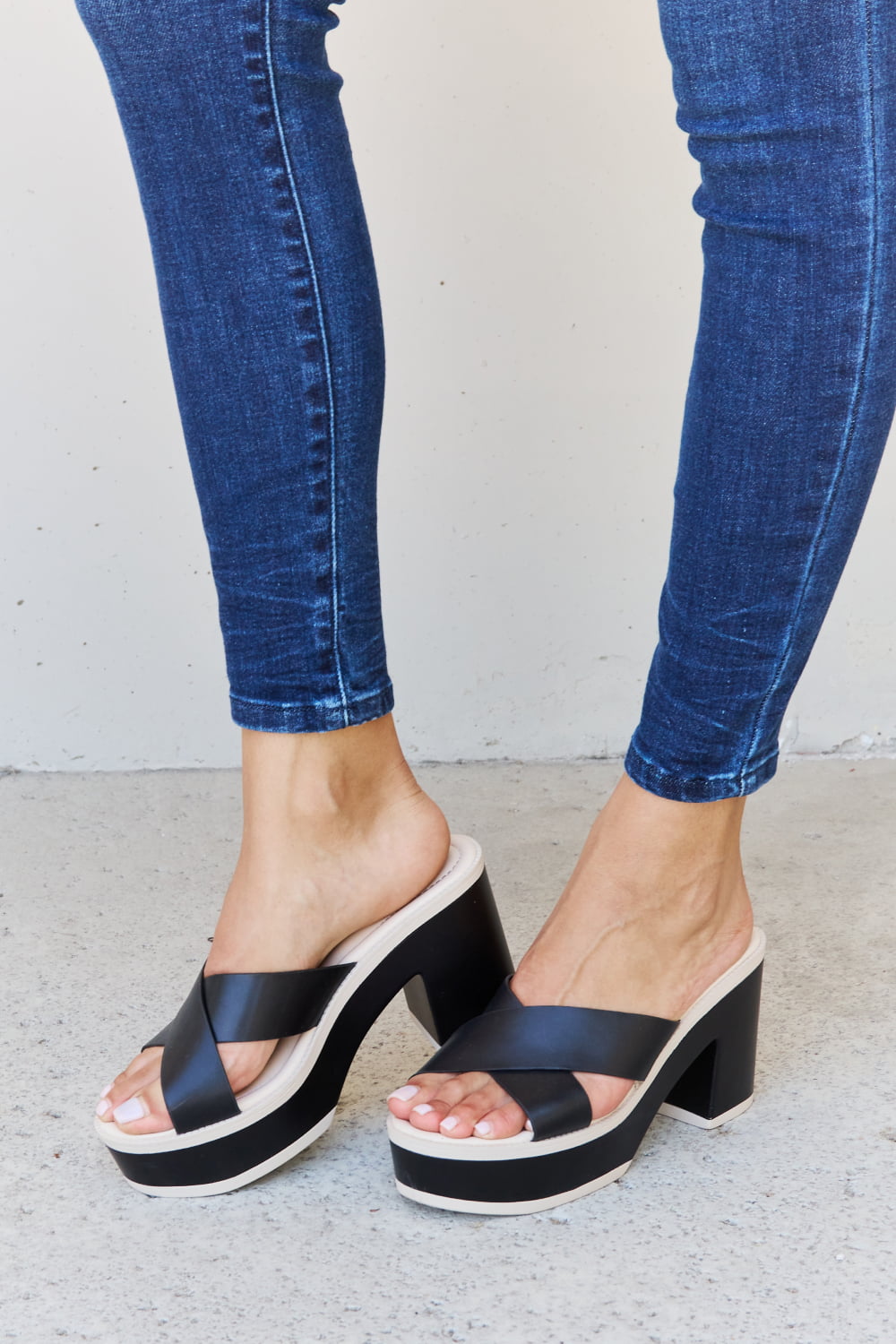 Weeboo Contrast Platform Cross Strap High Heel Slide On Slip In Thick Sole Sandals in Black
